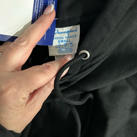 Cropped Champion Black Reverse Weave Hoodie NWT - Picture 5 of 5